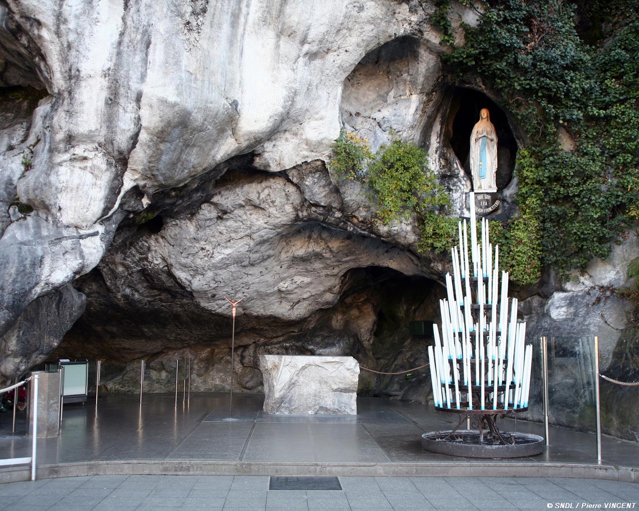 Lourdes-la-grotta-di-massabielle1
